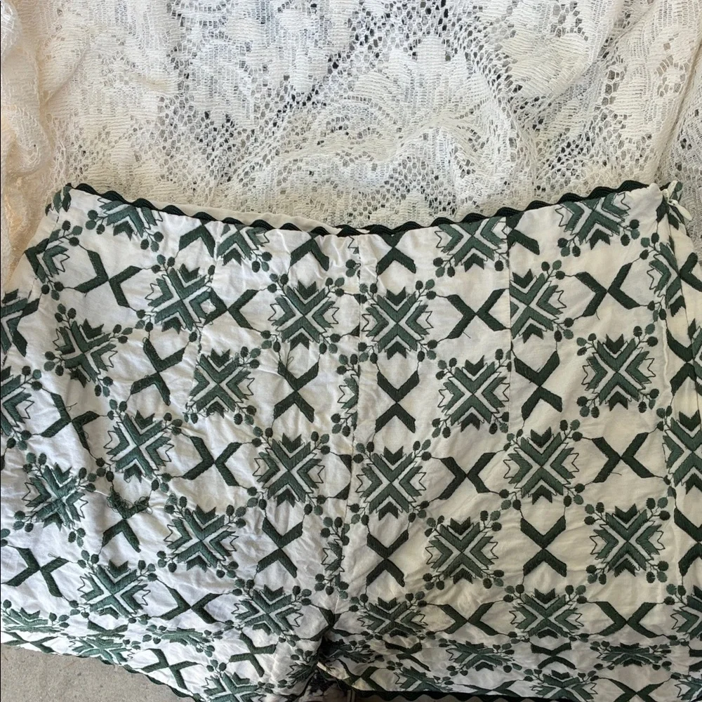 Zara White Shorts with Green Geometric Print - Picture 4 of 4